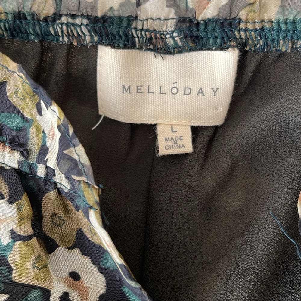 Print blouse by Melloday in size large - Picture 6 of 9